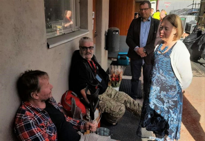 Pauli Hanhiniemi, Jussi Lampi, Liisa Heinämäki ja Marko Vainionpää ehtivät vaihtaa kuulumisia ennen juhlakonserttia 6.8.2022.