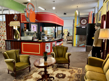 Monkeys Island Alavuden keskustassa on uudenlainen monitoimipuoti, jossa mm. kahvila, nostalgiapelejä, kirppis ja studio. Kahviossa nähtävillä myös taidetta.