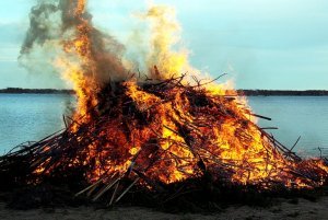 Sepänniemen Lomakylässä Töysässä Ponnenjärven rannalla sytytetään pääsiäislauantaina 8.4.2023 kokko klo 20.