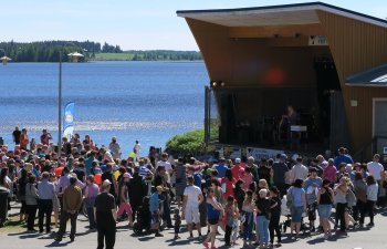 Alavus Ryskööt -markkinatapahtuman sydän on Rantapuistossa Alavudenjärven rannalla sijaitseva Huhtalava.