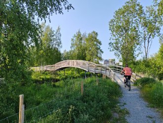 Pahajoen laakso kaarisiltoineen ja kosteikkopolkuineen on oivallinen virkistyskohde Alavudella.