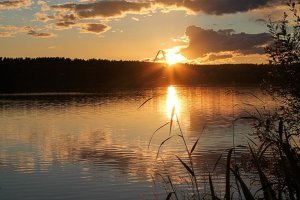 Auringonlasku Sepänniemen Lomakylässä Alavuden Töysässä.