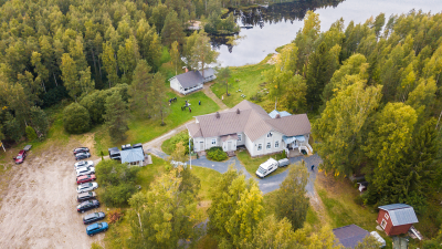 Kuorasjärven Kartano sijaitsee kauniilla paikalla Kuorasjärven rannalla, Alavuden Sydänmaalla. Kartano toimii ympäri vuoden tilausravintolana.
