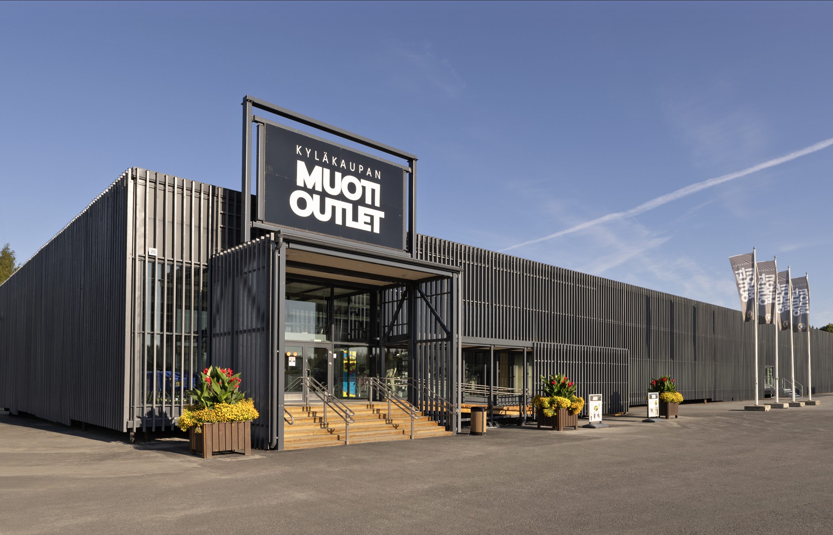 Tuurin Kyläkaupan MuotiOutlet-myymälä sijaitsee Keskisen Kyläkaupan keltaista julkisivua vastapäätä.