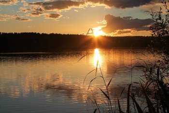 Sepänniemen Lomakylässä Ponnenjärven rannalla vietetään yhdessä juhannusta 23.6.2023.