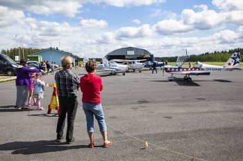 Alavuden ilmailukerhon perinteinen avoimien ovien päivä lauantaina 5.8.2023 klo 10-16 Alavuden lentokentällä.