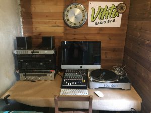 Vihta-radion studiona toimii 3 m2 saunan pukuhuone ja Vihta-radio onkin Suomen pienin paikallisradio.