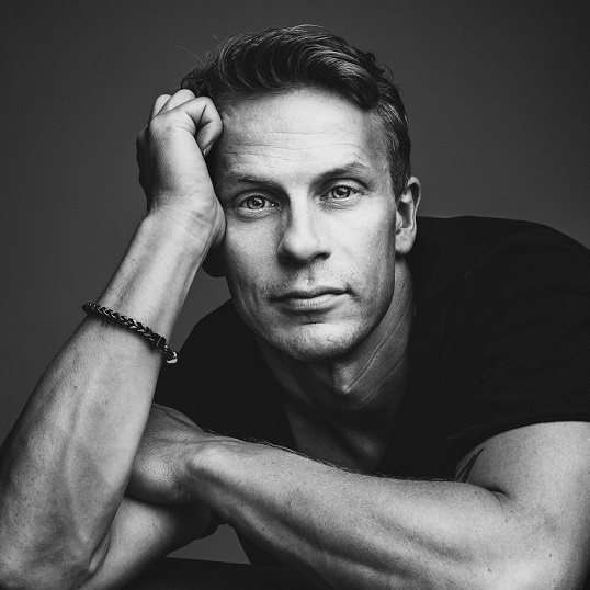 Konsta Hietanen: Konstan uusi joulu -konsertti perjantaina 5.12.2025 klo 19.00 Alavuden kirkossa.