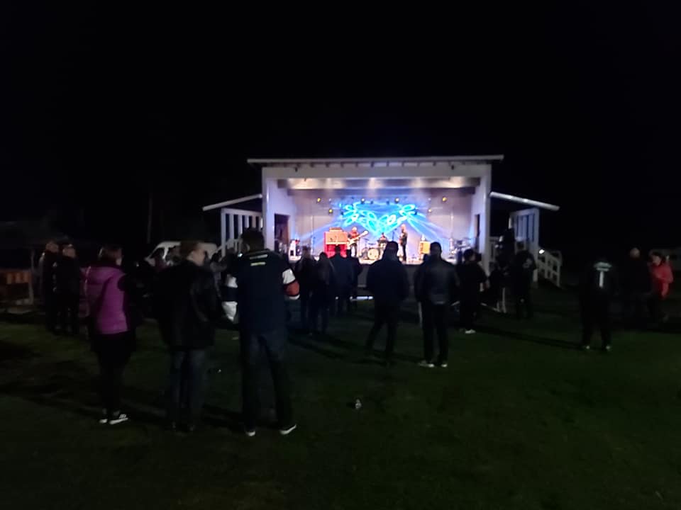 Sepänniemen Lomakylän esiintymislavalla konsertteja ym. tapahtumia kesäisin.