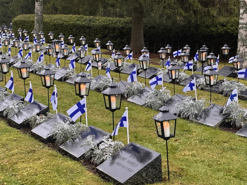 Vaikuttava näky koettiin tänä itsenäisyyspäivänä Alavuden sankarihautausmaalla, kun siellä ensimmäisen kerran syttyi kynttilä jokaiseen 271:een lyhtyyn. Lyhdyt on tänä syksynä lahjoittanut kauppaneuvos Heikki Pakari ja itsenäisyyspäivän kynttilät lahjoitti Alavuden Reserviläiset ry:n aktiivijäsen.