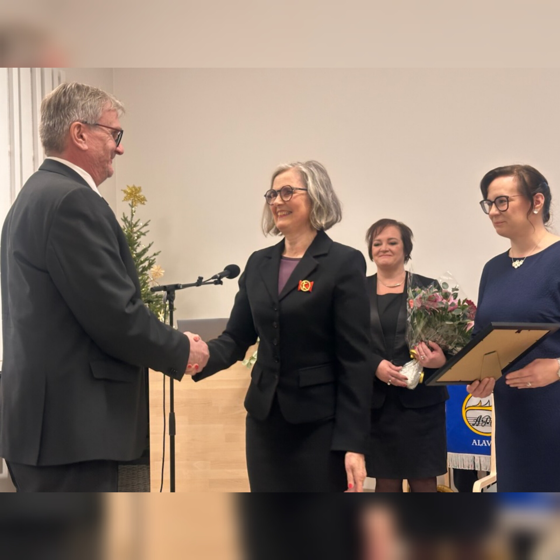  Alavuden kaupungin kulttuuripalkinto 2025 Lakeudenportin kansalaisopiston rehtori, kirjailija Arto Juurakolle. 